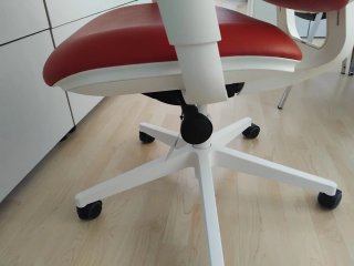 Silla de oficina ergonómica roja y negra