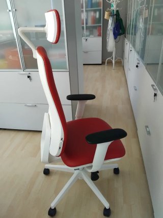 Silla de oficina ergonómica roja y negra