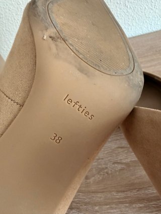 Zapatos de salón tacón bajo beige