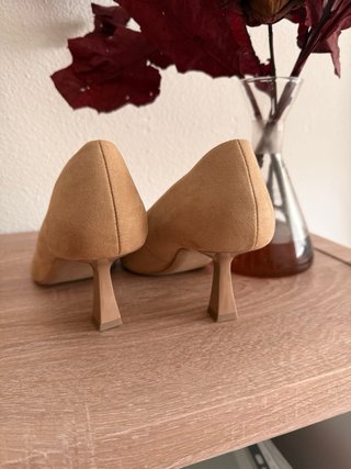 Zapatos de salón tacón bajo beige