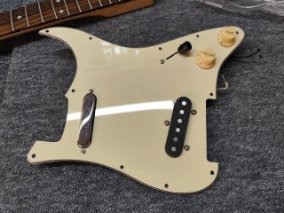 Golpeador Stratocaster/Telecaster crema