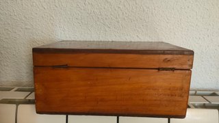 Caja de madera antigua con cerradura