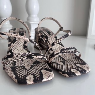 Sandalias Zara efecto pitón