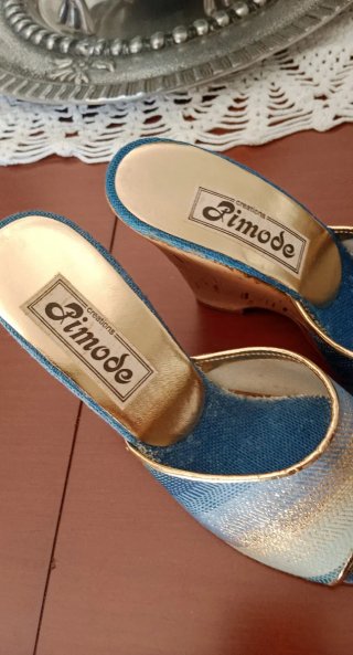 Zapatos de tacón Fimode azules y dorados