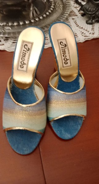 Zapatos de tacón Fimode azules y dorados