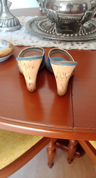 Zapatos de tacón Fimode azules y dorados