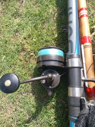 Conjunto de cañas de pesca, red y cuñas