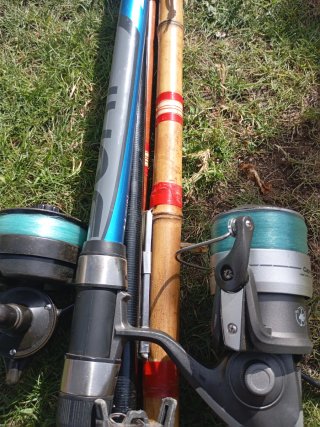 Conjunto de cañas de pesca, red y cuñas