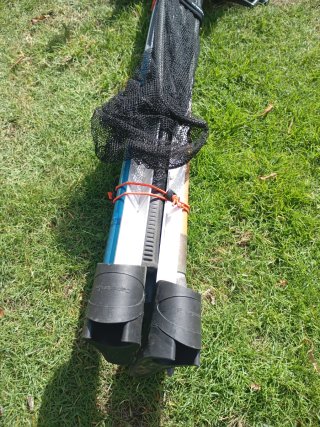 Conjunto de cañas de pesca, red y cuñas