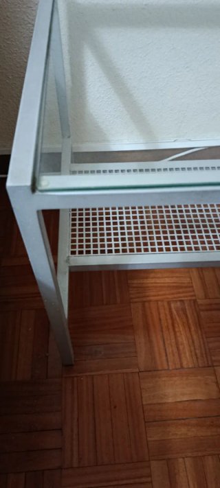 Mesa auxiliar cristal y metal gris