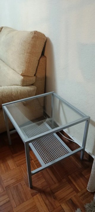 Mesa auxiliar cristal y metal gris