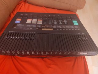 Caja de ritmos Yamaha RX-5, incluyo un cartucho