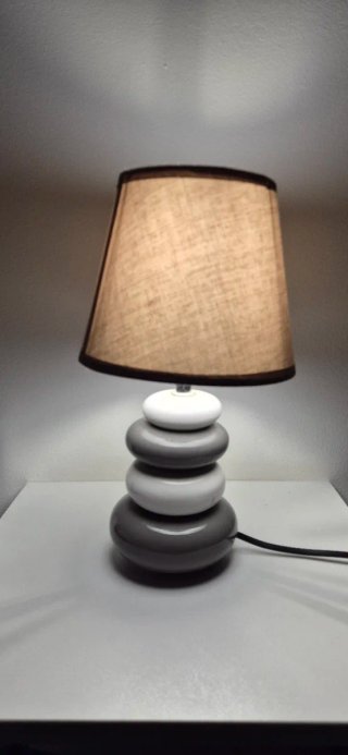 Lámpara de mesita noche, efecto piedras apiladas.
