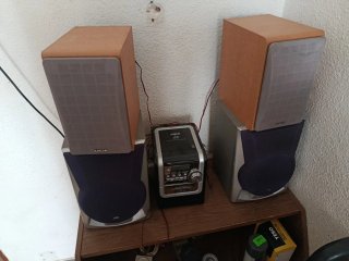 Mini cadena JVC y altavoces Sony