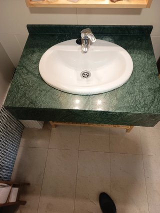 Encimera de baño y lavabo, y mueble de madera y mi