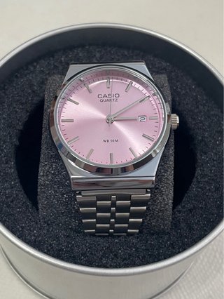 Reloj Casio MTP Con Correa Plateada y Dial Rosa