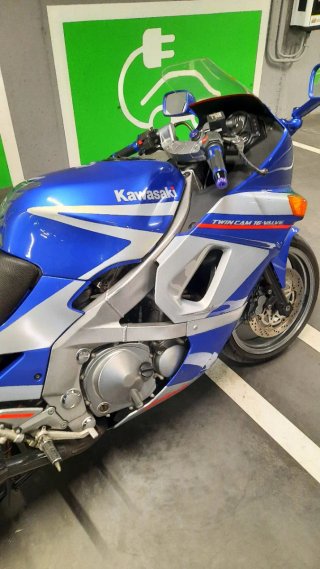 KAWASAKI ZZR 600