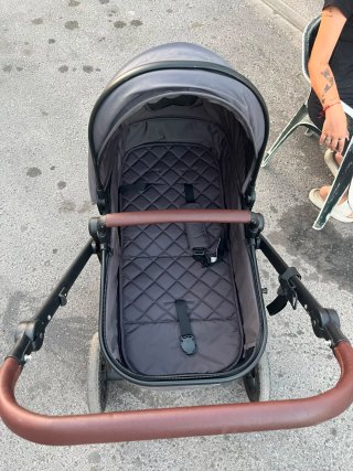 Carrito de bebé gris oscuro