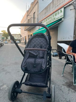 Carrito de bebé gris oscuro