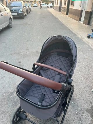 Carrito de bebé gris oscuro