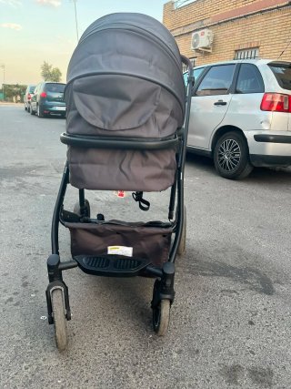 Carrito de bebé gris oscuro