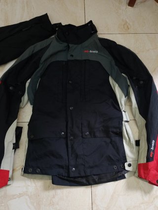 Chaqueta de moto negra y roja