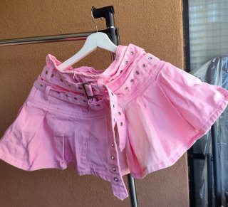 Falda rosa con cinturón y ojales