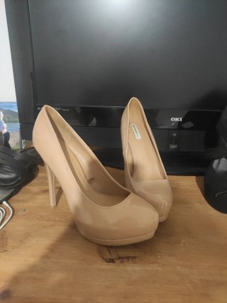 Zapatos de tacón Bershka beige