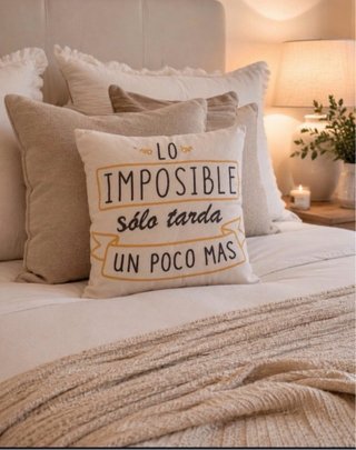 Cojín decorativo frase positiva beige