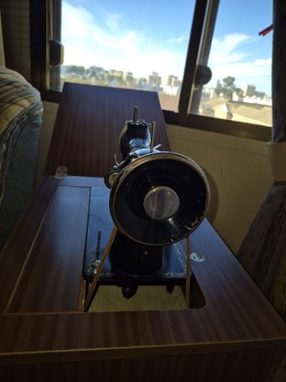 Máquina de coser Alfa antigua con mueble