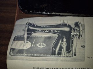 Máquina de coser Alfa antigua con mueble