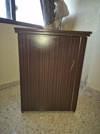 Máquina de coser Alfa antigua con mueble