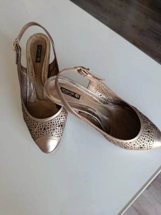 Zapatos de tacón Argenta dorados