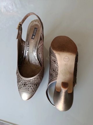 Zapatos de tacón Argenta dorados