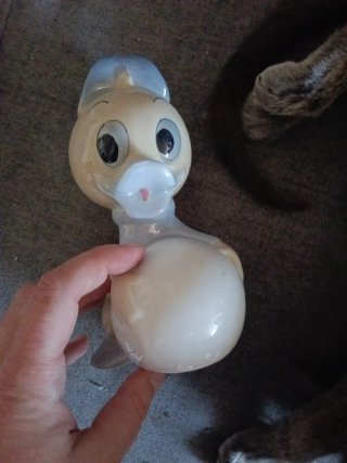 Figura de cerámica de Pato Lucas