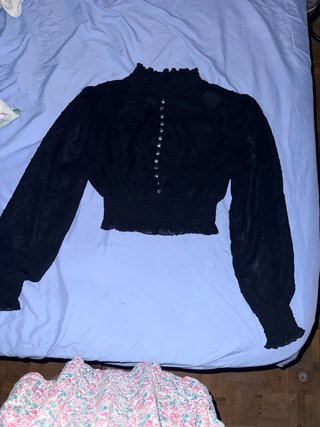 Top negro con botones y volantes