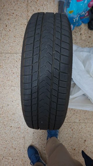 3 Neumáticos 215/65 R17 con llantas en buen estado