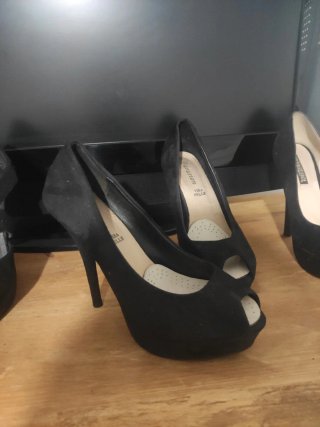 Zapatos de tacón negros peep toe
