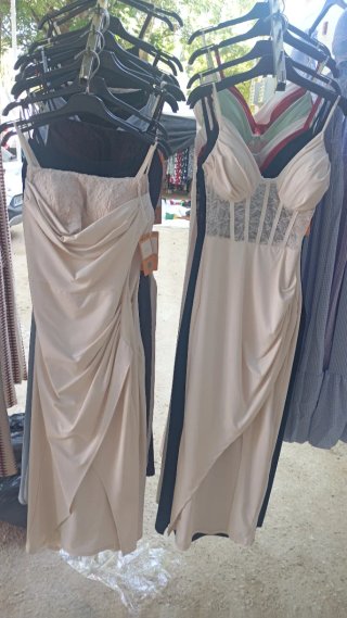 Vestido beige drapeado con encaje