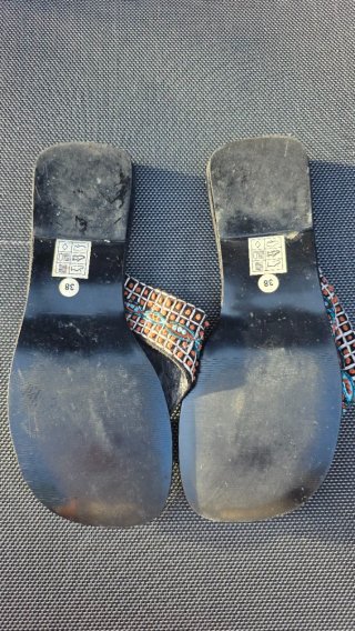 Sandalias negras con pedrería multicolor