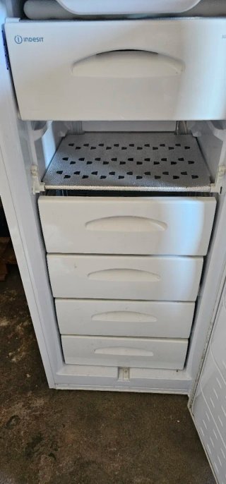 Congelador Indesit con 6 cajones