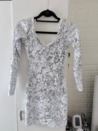 Vestido de fiesta plateado con lentejuelas