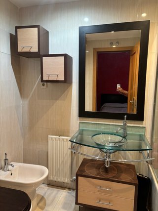 Mueble de baño con lavabo de cristal