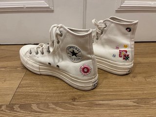 Converse Edición Especial Bordada