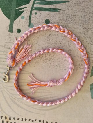 Cuerda Hobby Horsing trenzada rosa y naranja.