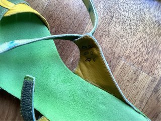 Sandalias cuña Think! verde y amarillo