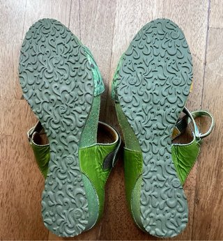 Sandalias cuña Think! verde y amarillo