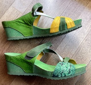Sandalias cuña Think! verde y amarillo