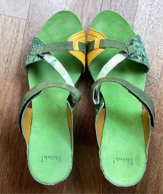 Sandalias cuña Think! verde y amarillo