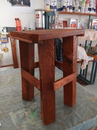 Sgabello rustico in legno marrone